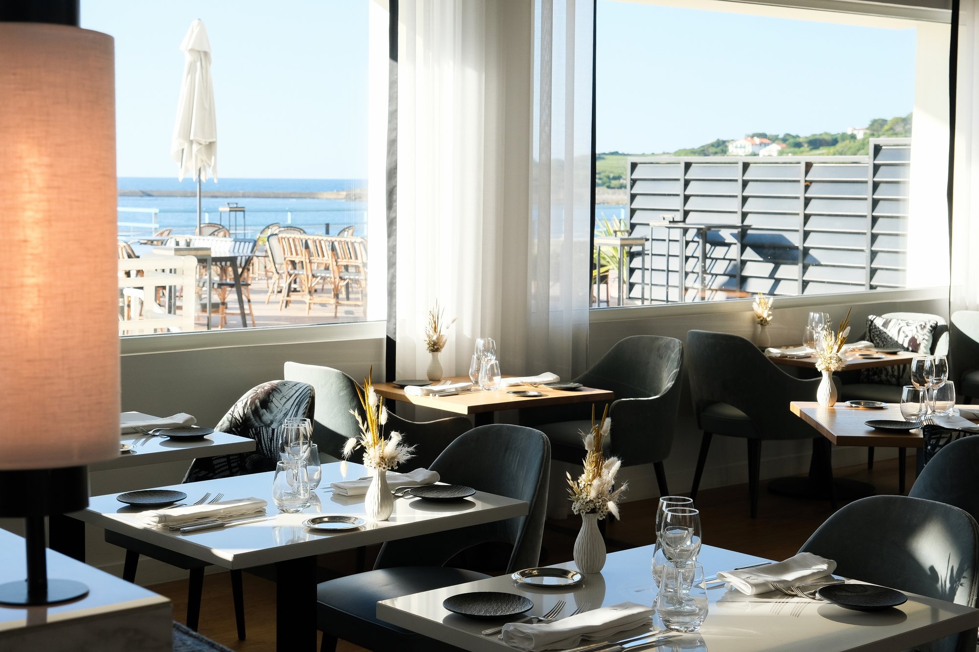 Salle du restaurant Hélianthal face à l'océan